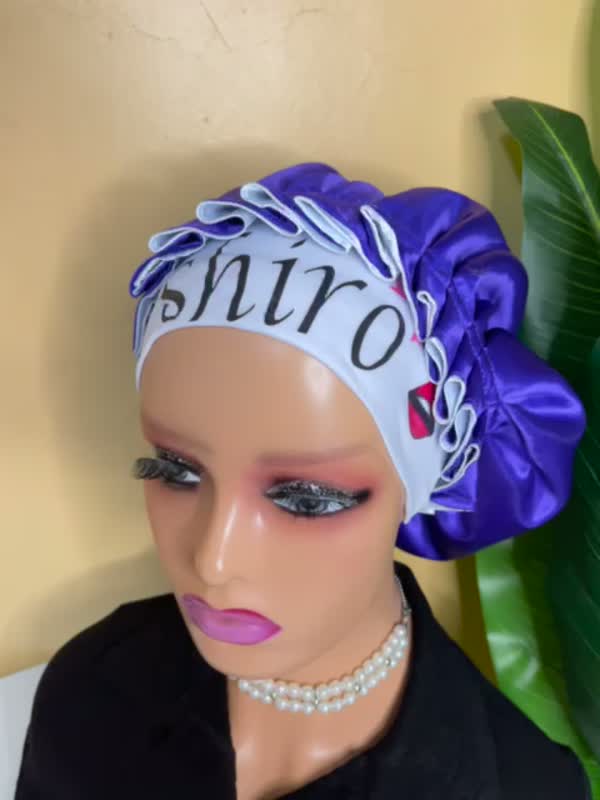 Bonnet embroidered with the name Shiro