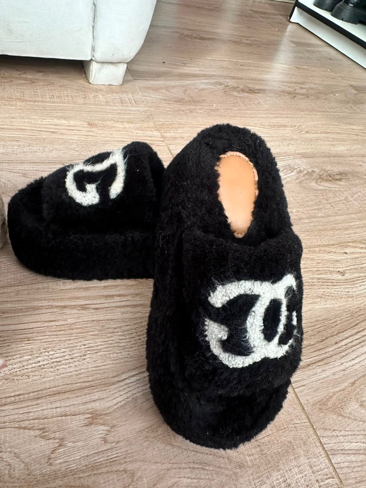 Noir Fluffy Platform